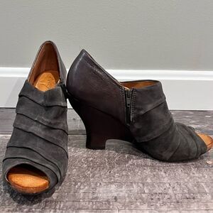Naya peep-toe wedges size 9 in Greyish/brown